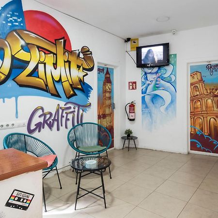 No Limit Hostel Graffiti บาร์เซโลนา ภายนอก รูปภาพ