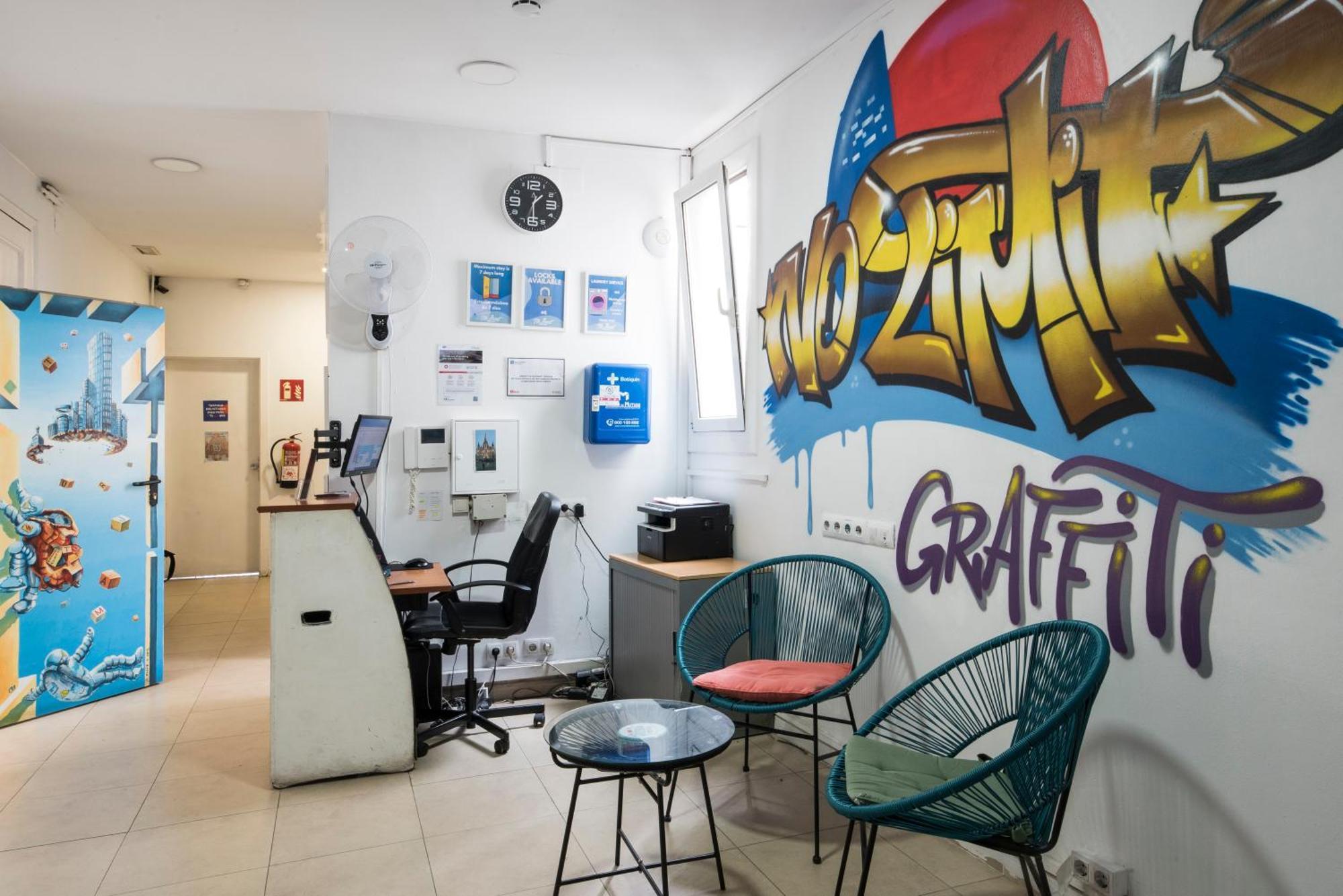 No Limit Hostel Graffiti บาร์เซโลนา ภายนอก รูปภาพ