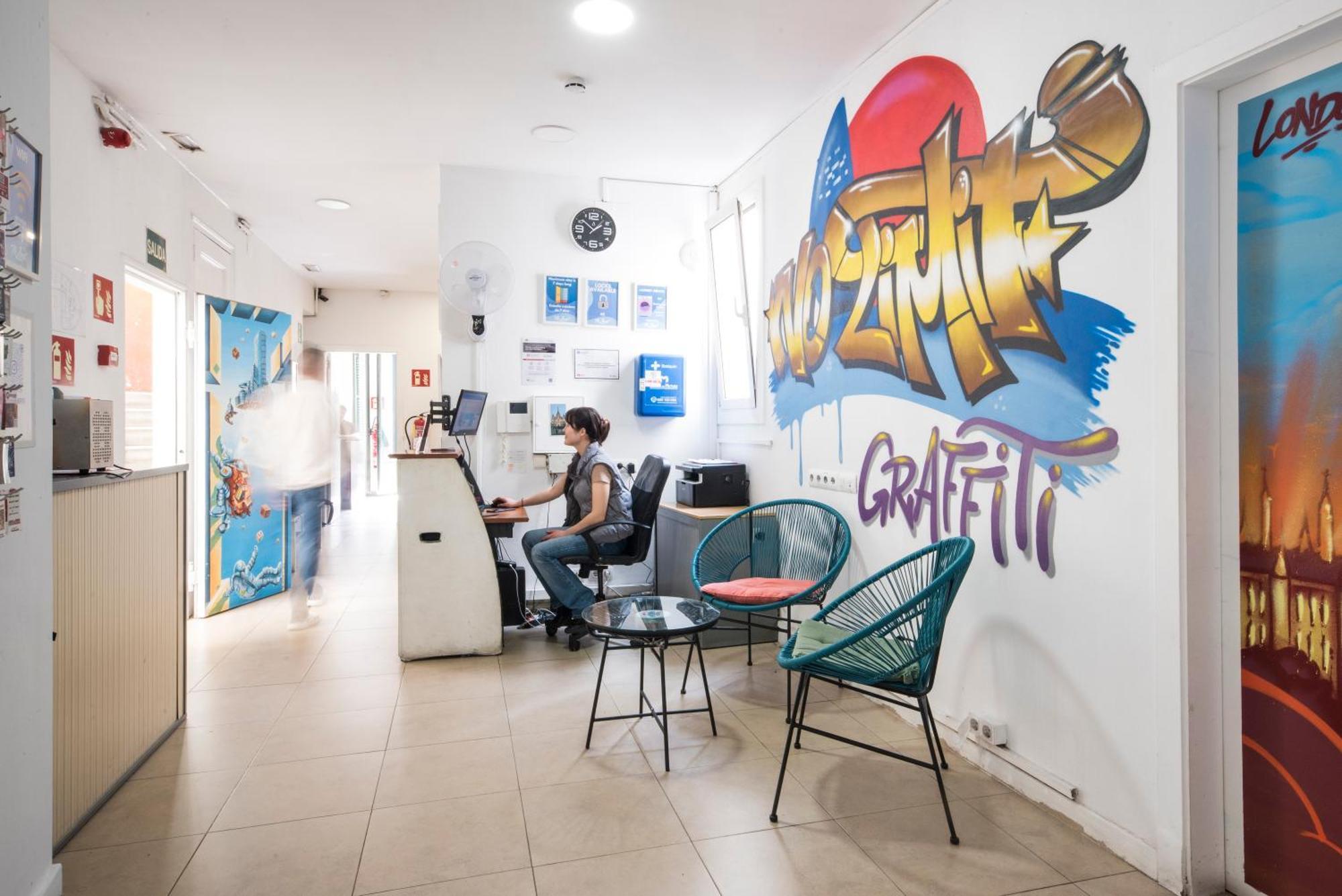 No Limit Hostel Graffiti บาร์เซโลนา ภายนอก รูปภาพ